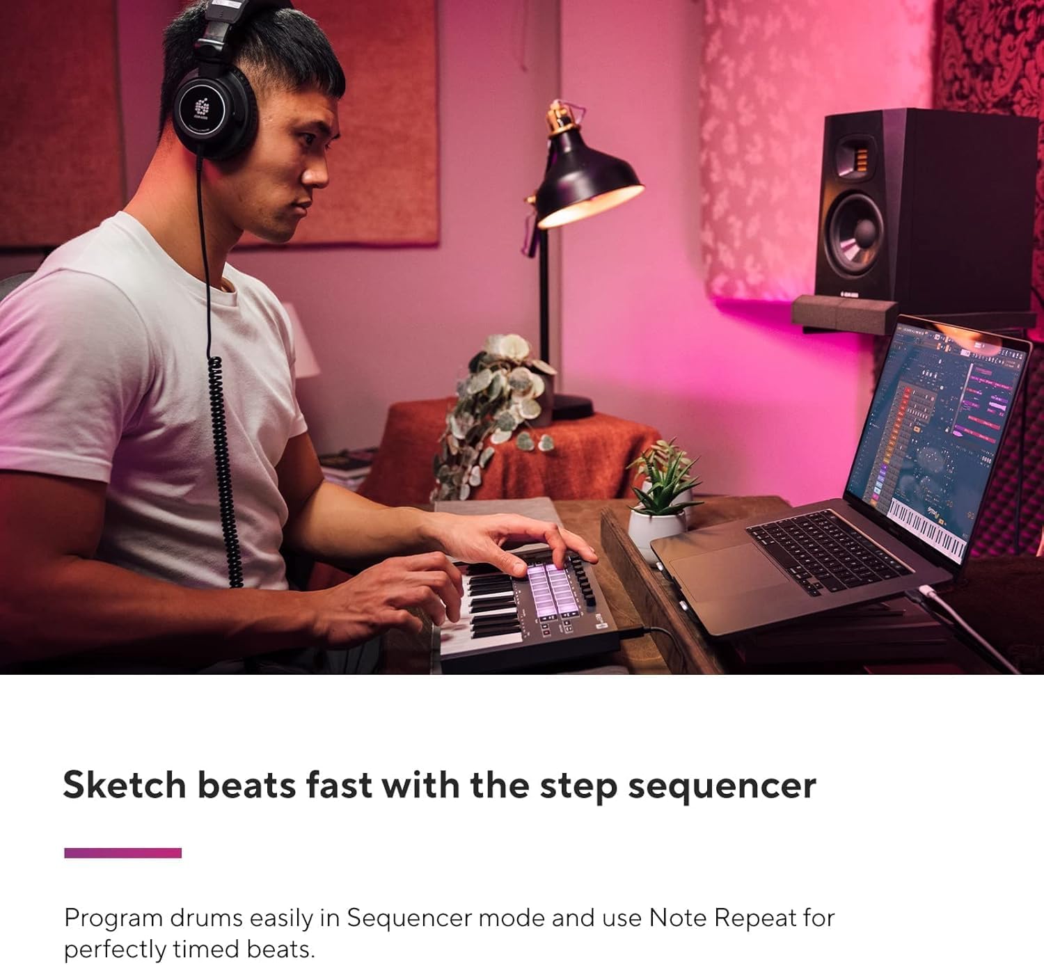 Pessoa tocando teclado MIDI Novation FLKey Mini com pads iluminados em estúdio com notebook
