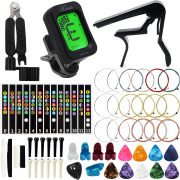 Kit completo com 53 acessórios para violão acústico incluindo afinador digital, capotraste, cordas coloridas, palhetas e ferramentas diversas.