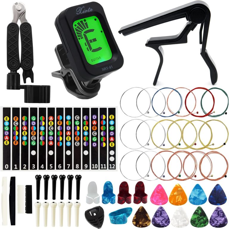 Kit completo com 53 acessórios para violão acústico incluindo afinador digital, capotraste, cordas coloridas, palhetas e ferramentas diversas.