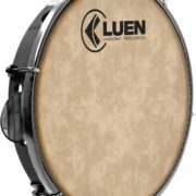 Pandeiro Luen 10 polegadas com pele natural, ferragem cromada e corpo preto.