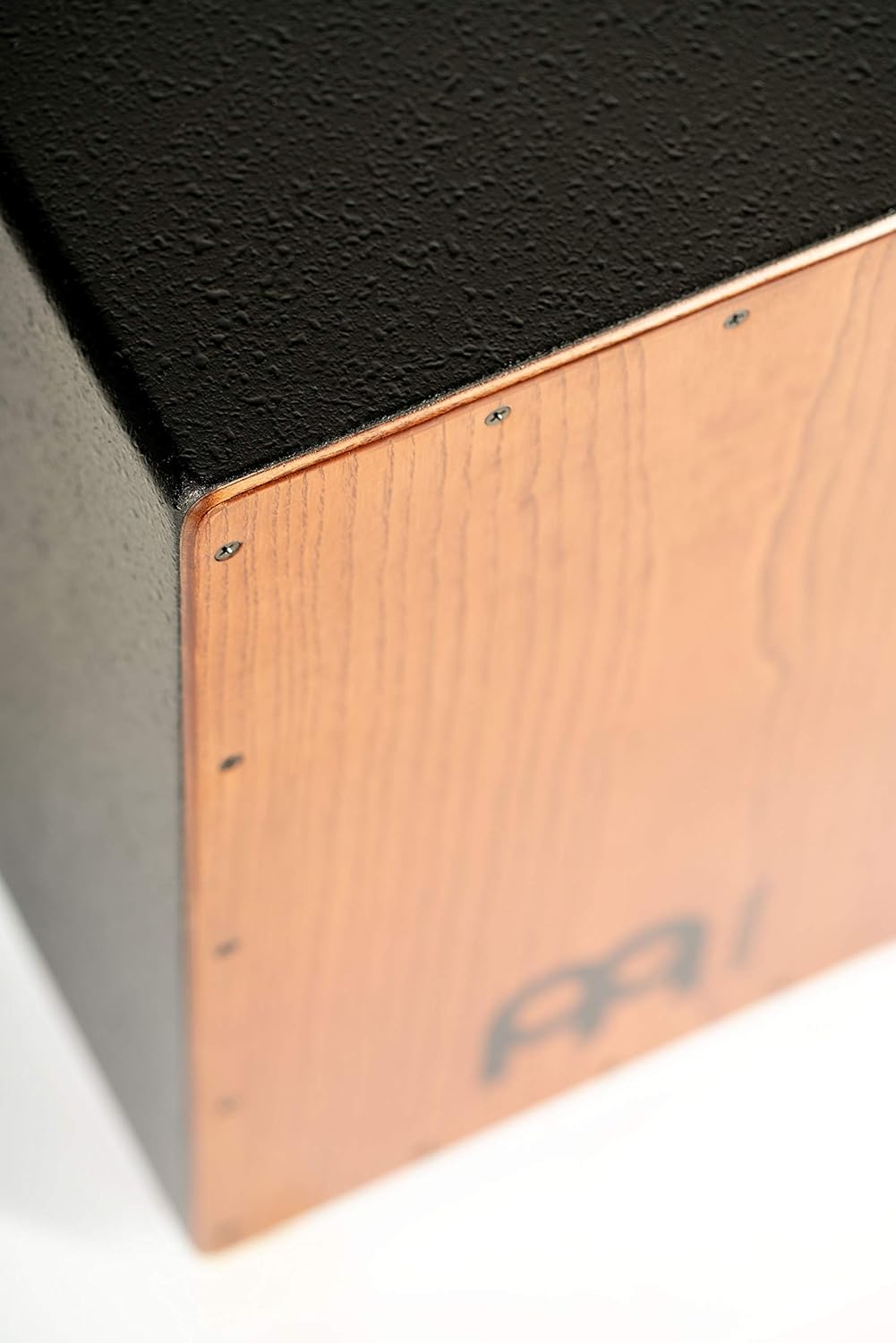 Detalhe da fixação da placa frontal de madeira do cajon Meinl Percussion HCAJ1AWA