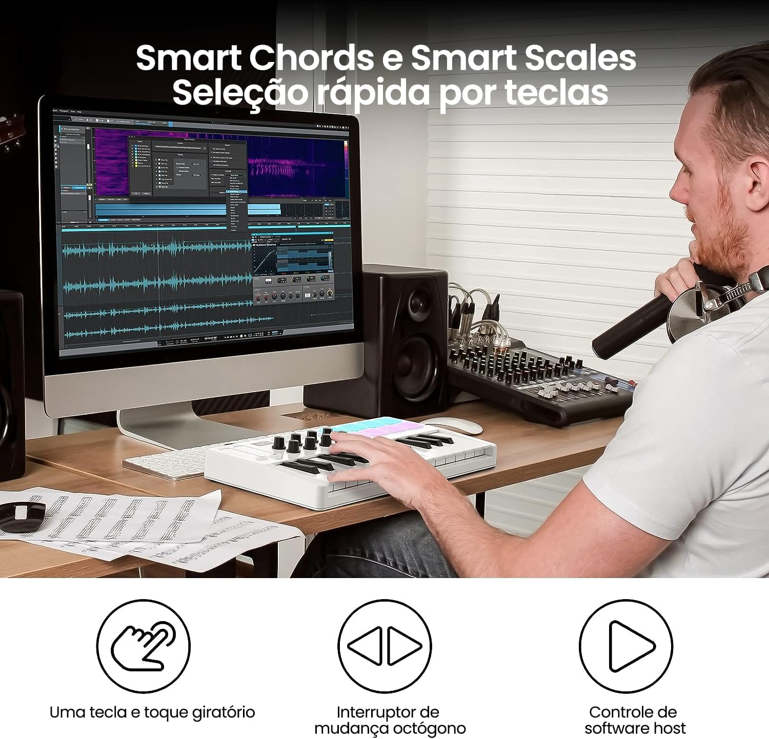 Homem usando teclado controlador MIDI ANVAR M-VAVE SMK-25 em estúdio com controle de software e seleção rápida de acordes e escalas