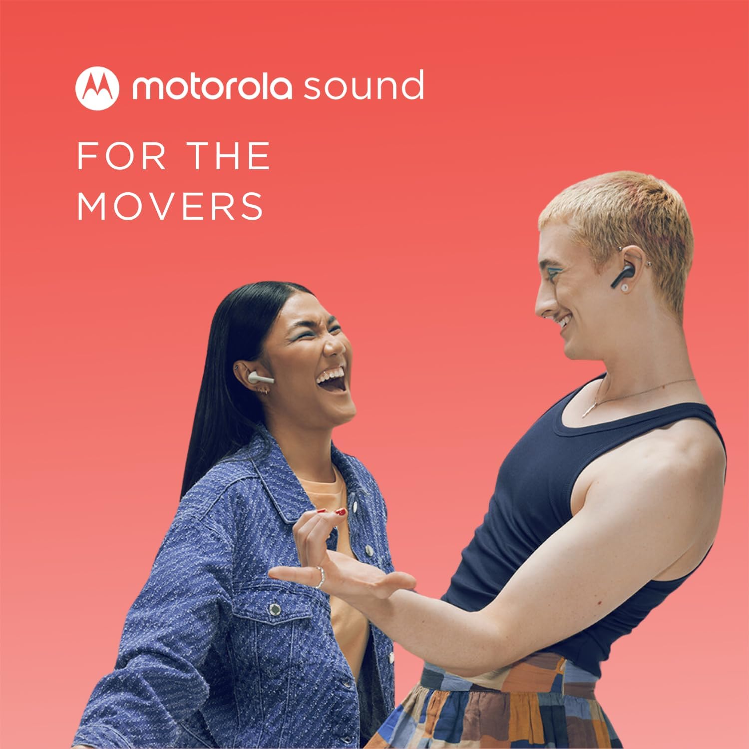 Pessoas usando Motorola Moto Buds 065 fones Bluetooth com fundo vermelho e logo Motorola Sound
