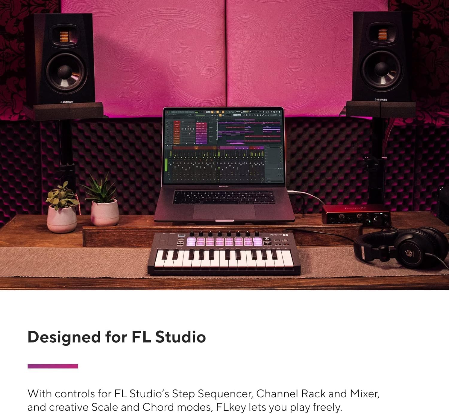 Setup de estúdio com teclado MIDI Novation FLKey Mini, notebook MacBook Pro e alto-falantes