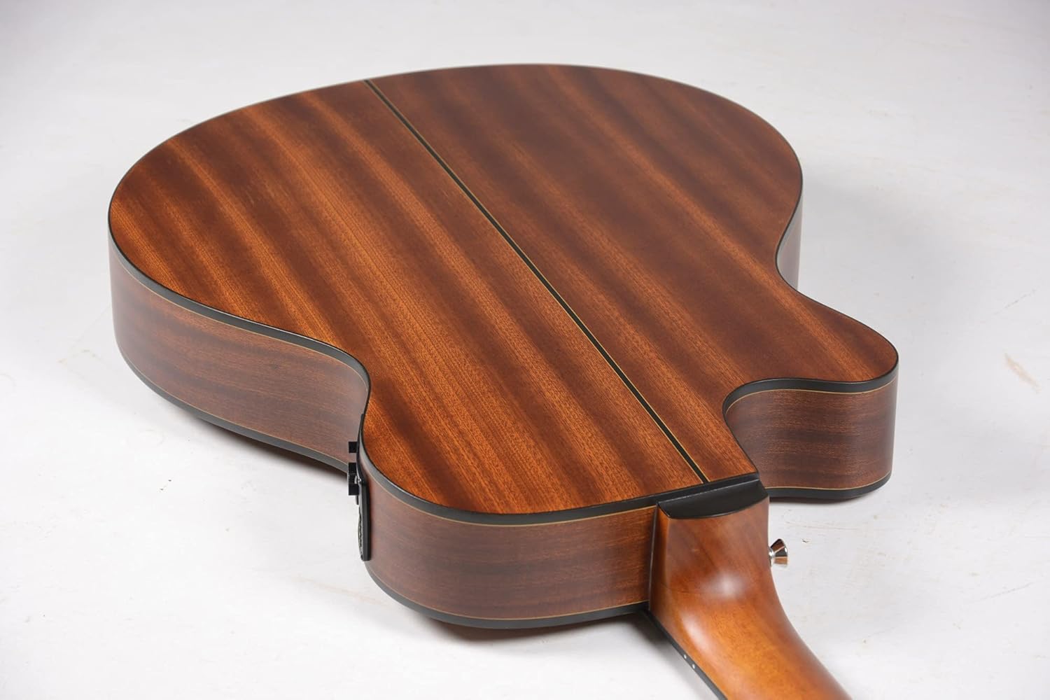 Parte traseira do violão Strinberg SL200C mogno fosco com controle embutido