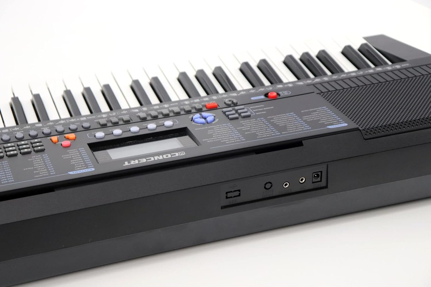 Lateral do teclado Concert C-300 preto mostrando conexões USB, áudio, pedal e fonte