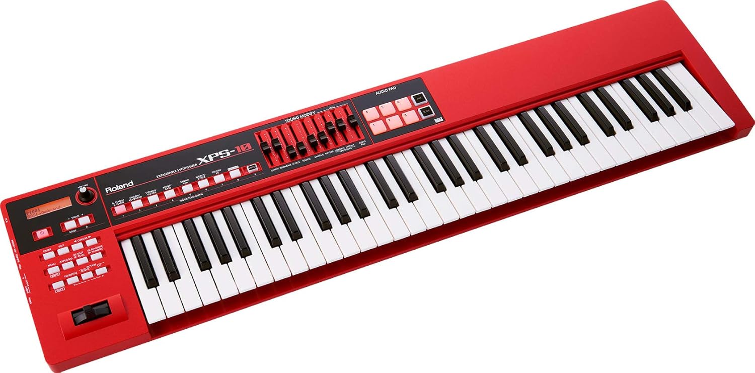Teclado sintetizador vermelho Roland XPS-10-RD em ângulo diagonal com teclas e controles.