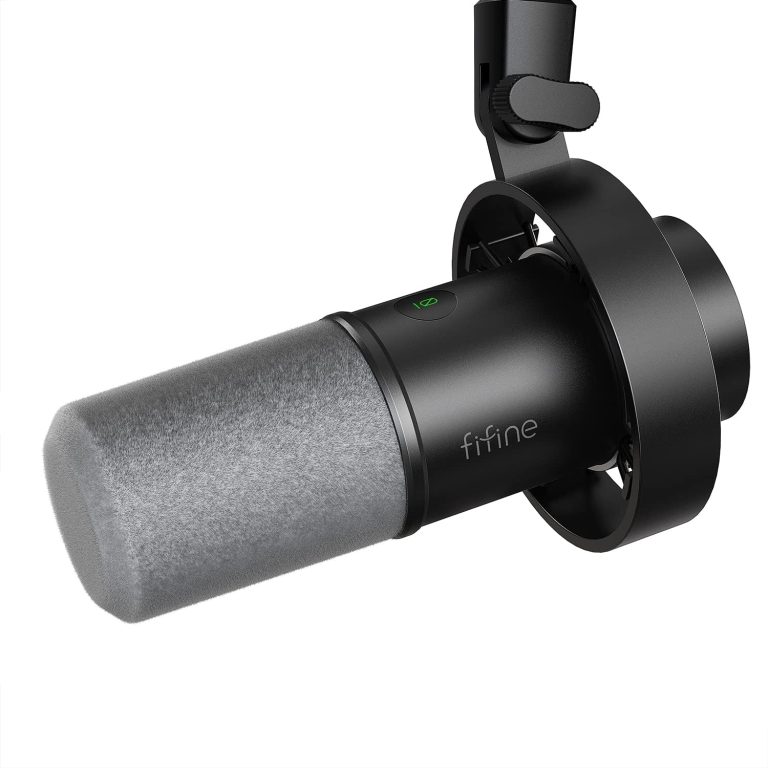 Microfone dinâmico FIFINE K688 preto com espuma cinza e controle de mudo, ideal para podcasts e streaming.