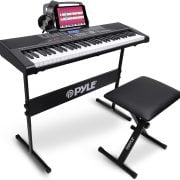 Teclado elétrico portátil Pyle com 61 teclas preto, suporte ajustável, assento acolchoado e fones de ouvido Bluetooth.