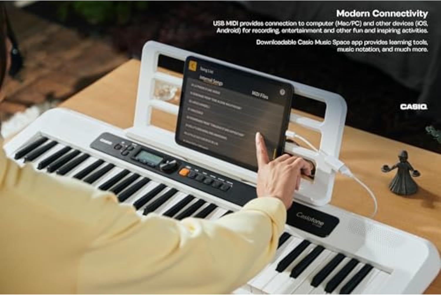 Teclado Casio CT-S200WE com tablet conectado via USB mostrando conectividade moderna e app de música