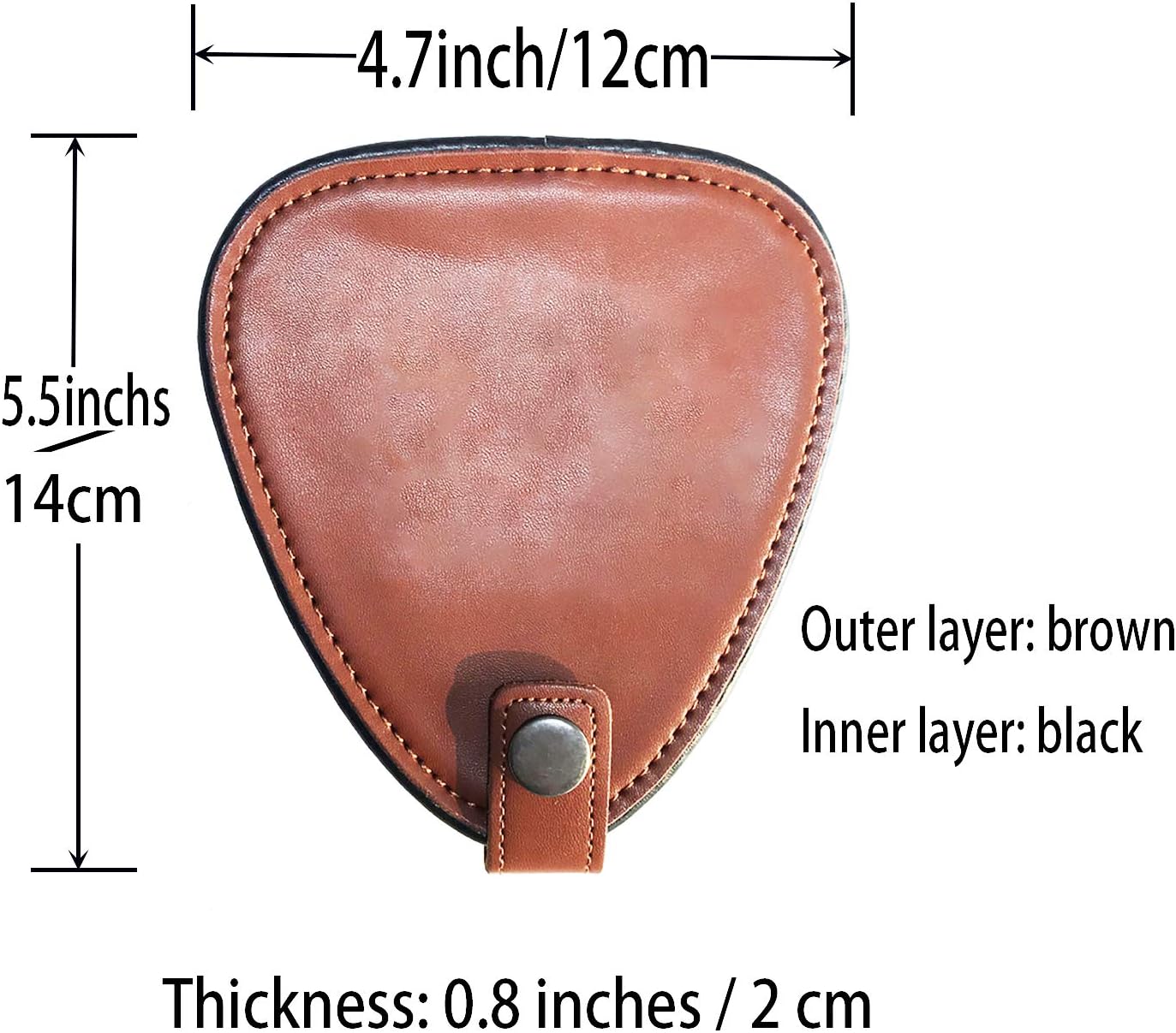 Estojo triangular para palhetas de guitarra em couro sintético marrom com indicações de medidas e fechamento por botão de pressão.