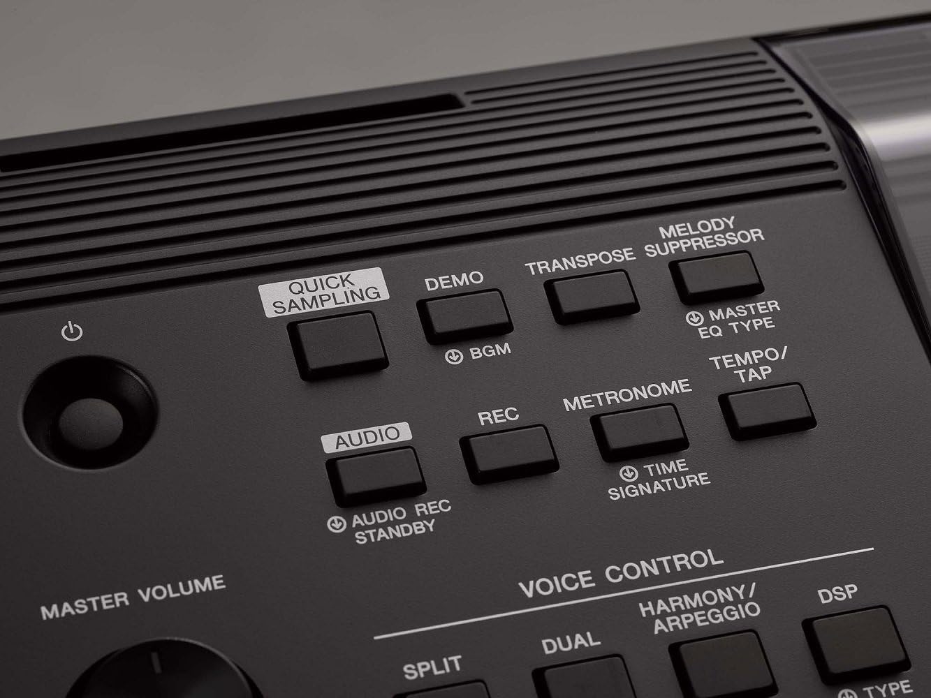 Botões de controle do Yamaha PSR-EW410 com funções Quick Sampling, Demo, Transpose, Melody Suppressor e Voice Control.