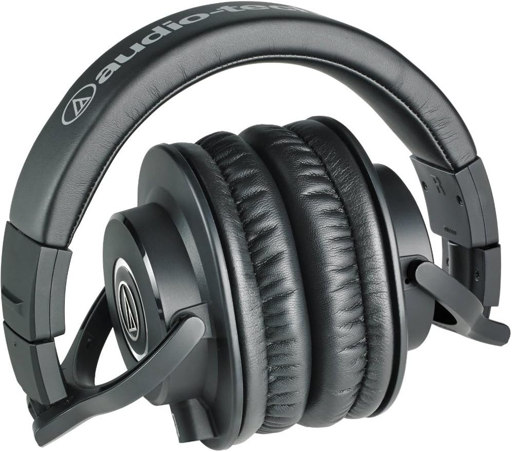 Fone de ouvido Audio-Technica ATH-M40x dobrado, preto com almofadas acolchoadas e arco ajustável.