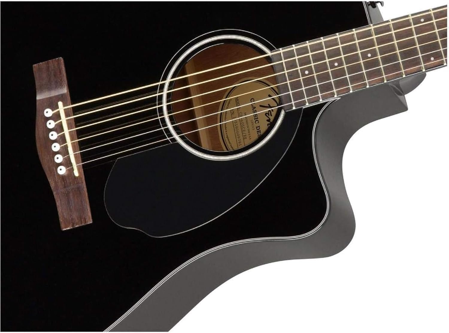 Detalhe do tampo de abeto do violão Fender CD-60SCE preto com cavalete em madeira escura e cutaway