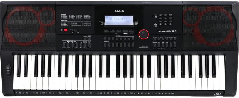 Teclado Casio CT-X3000 arranjador com 61 teclas sensíveis ao toque, alto-falantes e tela LCD, preto com detalhes vermelhos.
