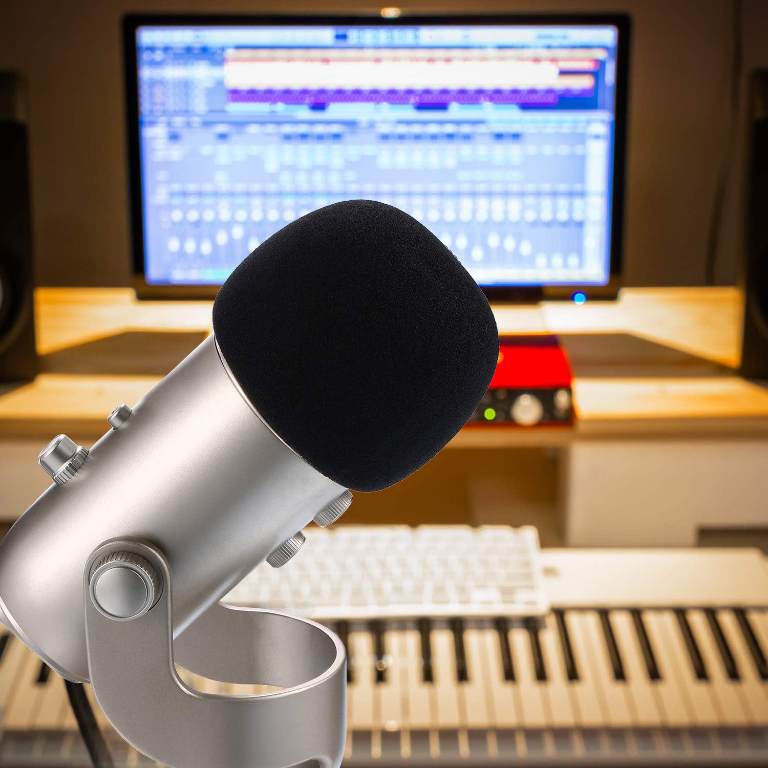 Microfone Blue Yeti com capa protetora de espuma preta em estúdio musical