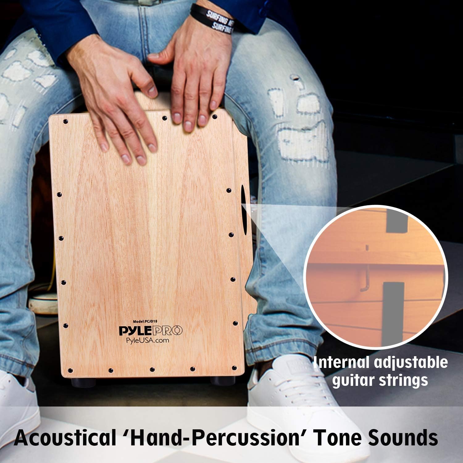 Pessoa tocando Cajon Pyle String PCJD18 com cordas internas ajustáveis e som acústico de percussão manual.