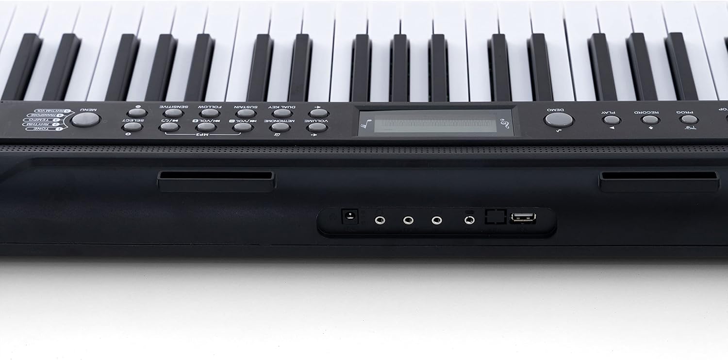 Conexões traseiras do teclado Kobe KB-300 incluindo USB, áudio, pedal, alimentação e fone de ouvido.