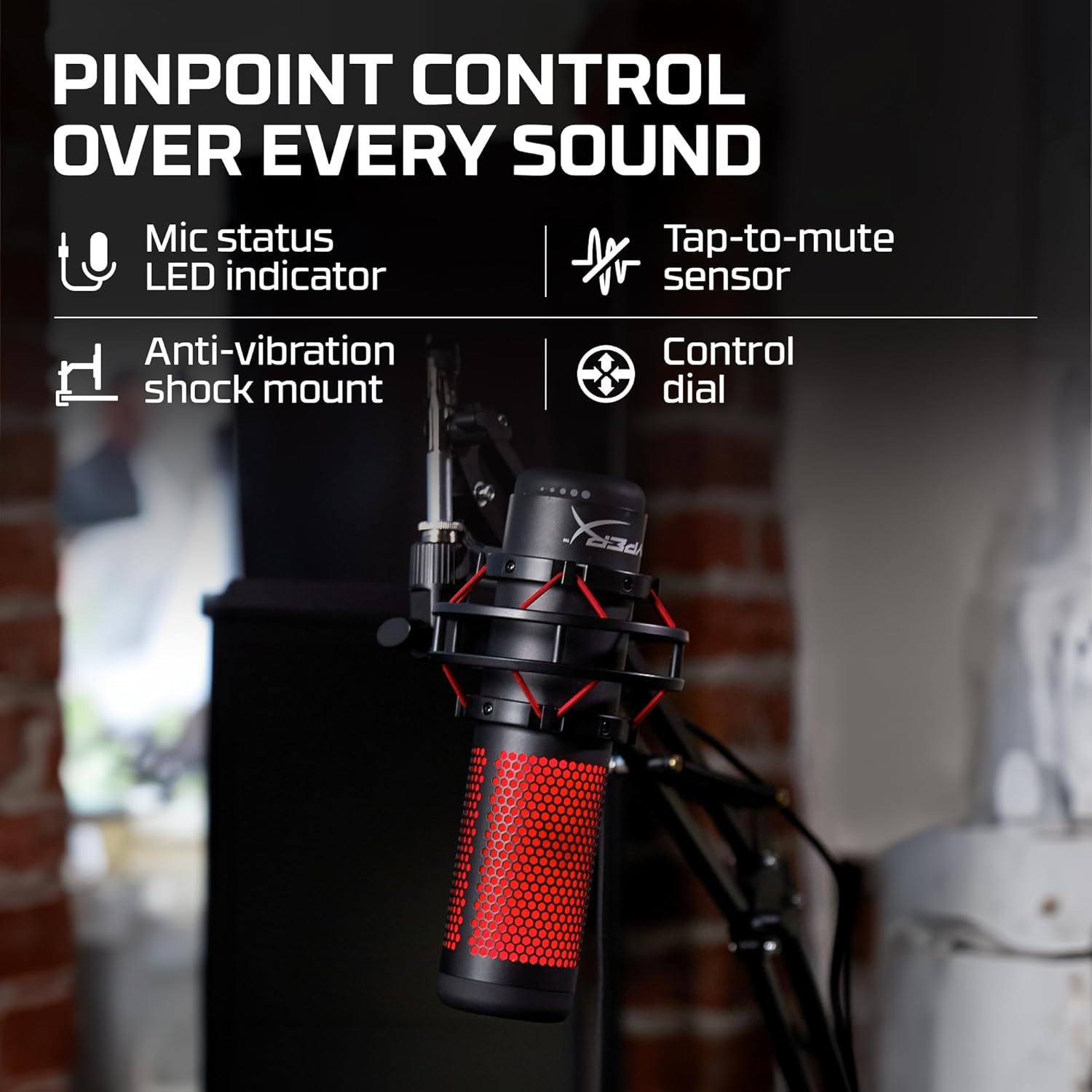 Microfone HyperX QuadCast com sensor de toque para mutar, indicador LED e montagem antivibração.