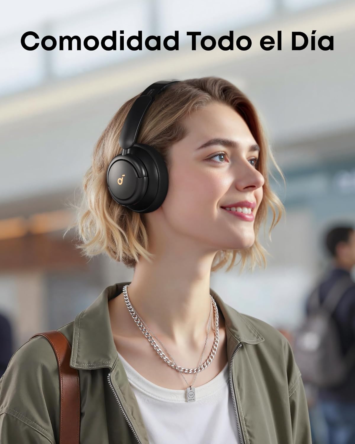 Mulher usando fone Soundcore Q30 preto, destacando conforto para uso prolongado, texto em espanhol.