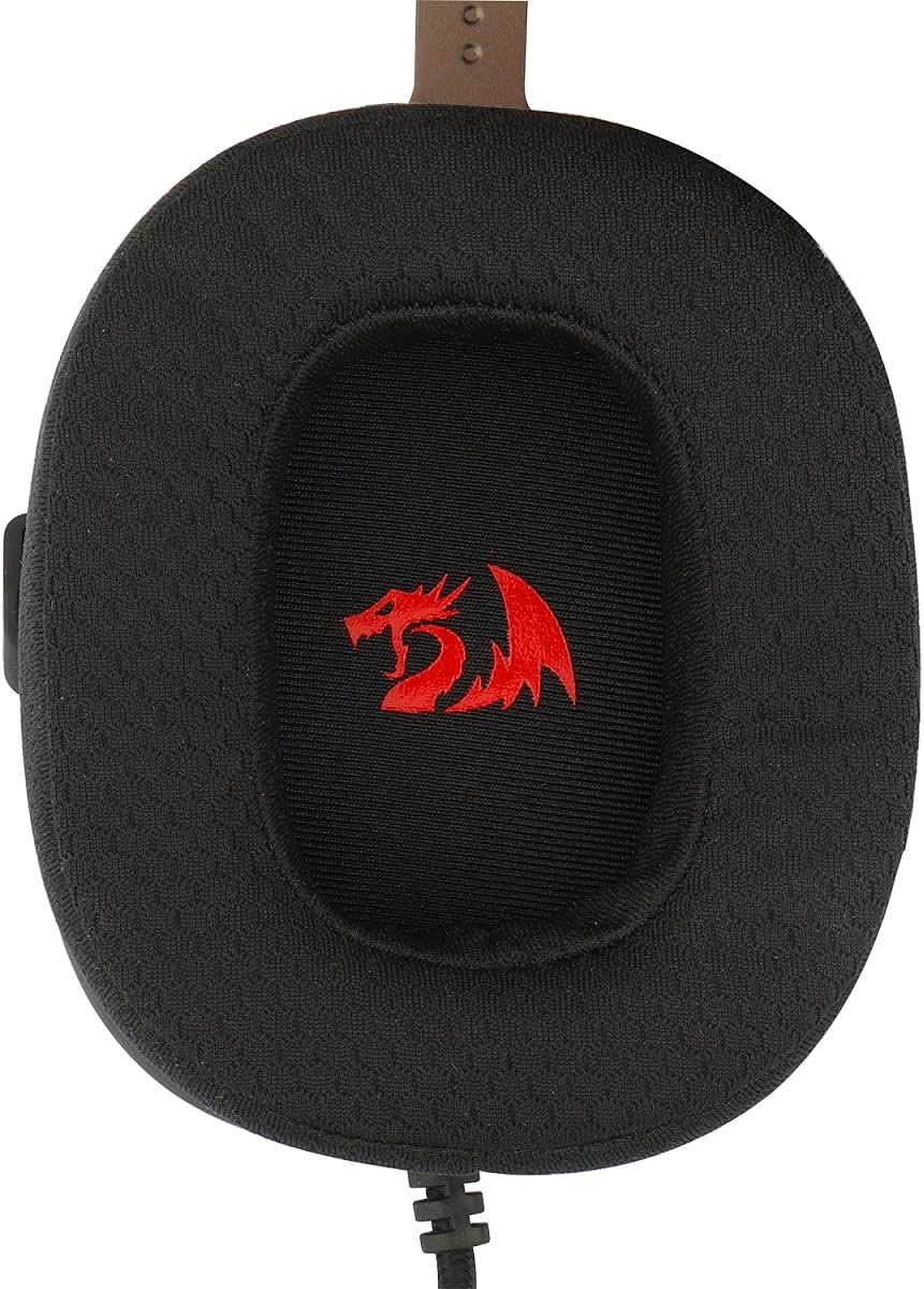 Almofadas auriculares acolchoadas em tecido preto do headset Redragon Zeus X H510-RGB com logo vermelho no centro.