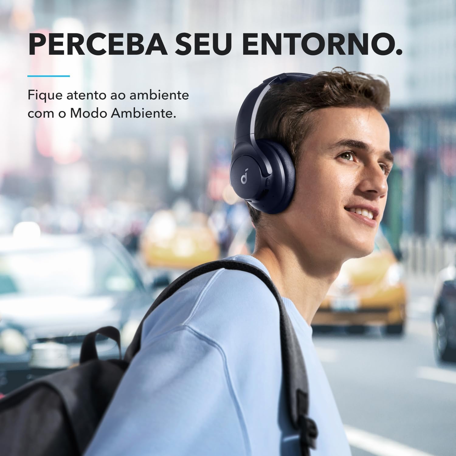 Pessoa usando fone Soundcore Q20i com modo ambiente ativo para percepção do entorno.