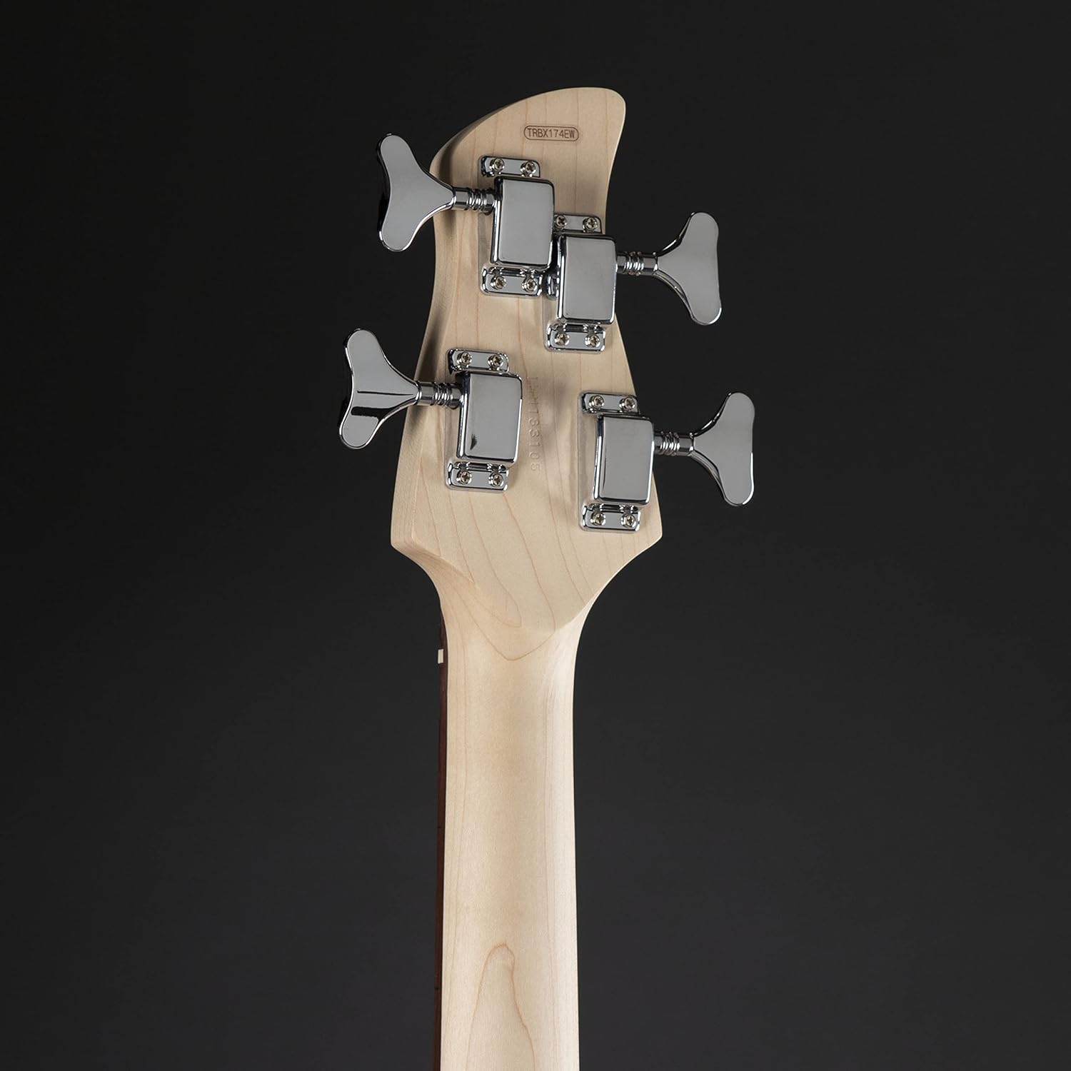 Parte traseira da cabeça do contrabaixo Yamaha TRBX174EW com tarraxas cromadas e acabamento natural.