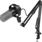 Microfone dinâmico Fifine K688 preto com espuma cinza e braço articulado metálico preto para podcast.