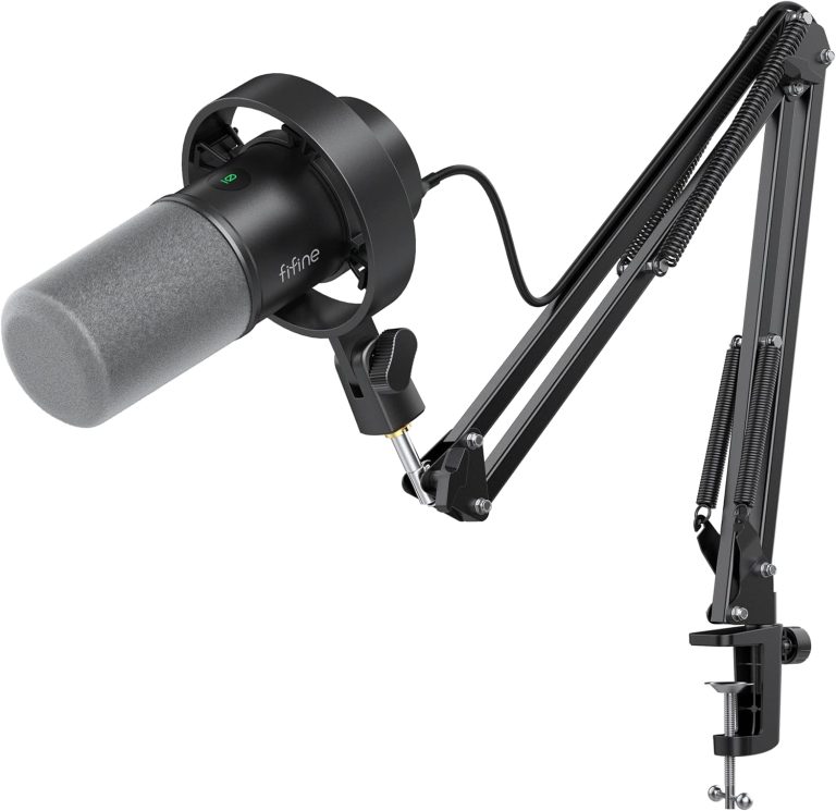 Microfone dinâmico Fifine K688 preto com espuma cinza e braço articulado metálico preto para podcast.