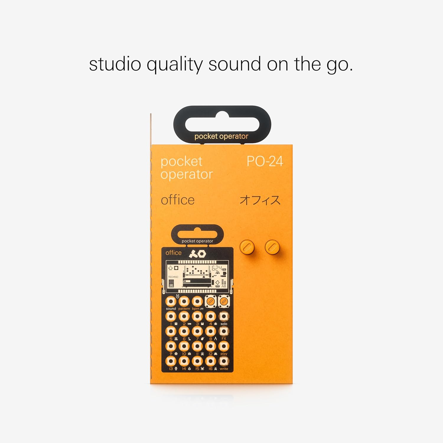 Embalagem laranja do Teenage Engineering Pocket Operator PO-24 com botão amarelo anexado e texto sobre qualidade de som
