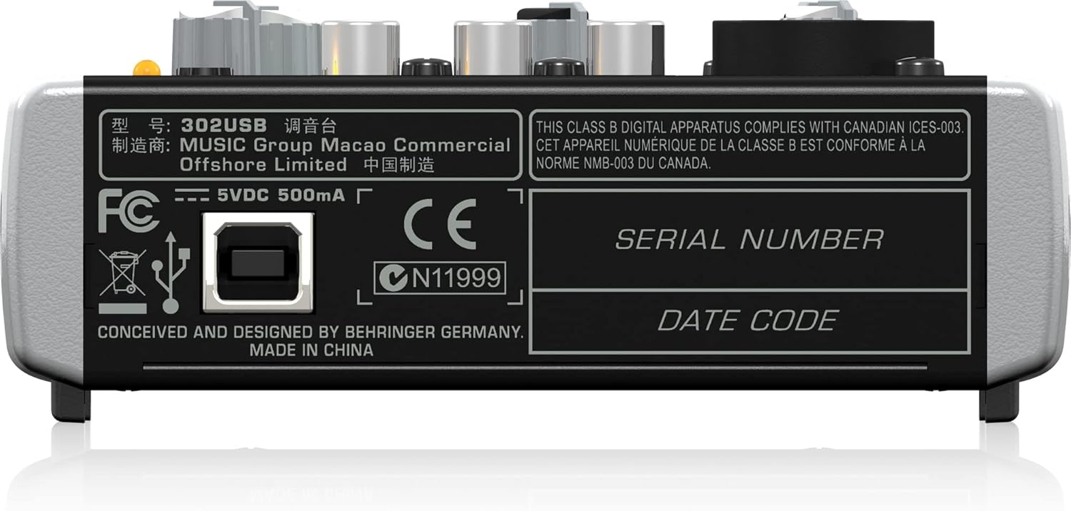 Parte traseira da mesa de som Behringer 302USB com porta USB, etiquetas de certificação e informações técnicas.