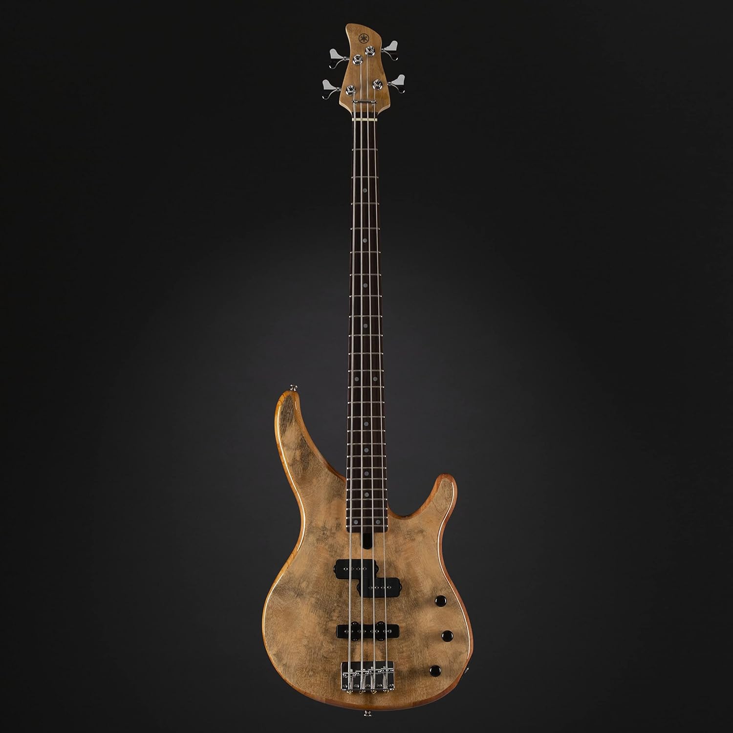 Yamaha TRBX174EW contrabaixo elétrico 4 cordas natural com tampo em madeira de manga em fundo preto, imagem frontal do corpo e braço do instrumento.