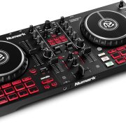 Controlador DJ Numark Mixtrack Pro FX com dois decks e pás de efeitos, cor preta com botões vermelhos.
