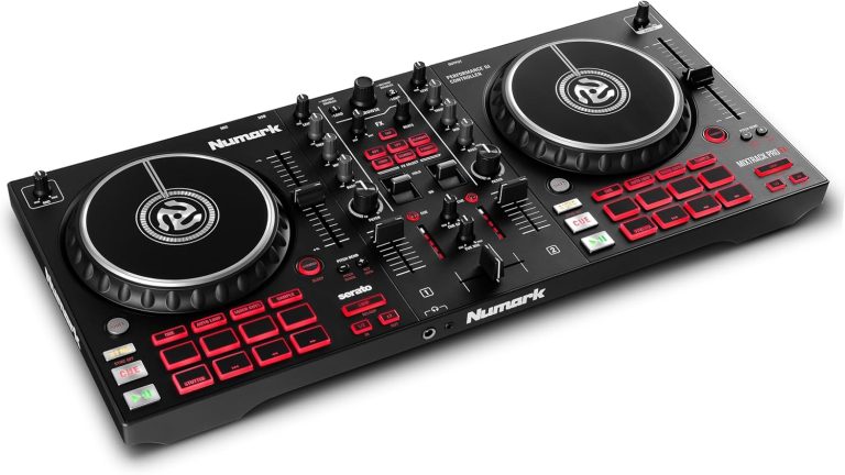 Controlador DJ Numark Mixtrack Pro FX com dois decks e pás de efeitos, cor preta com botões vermelhos.
