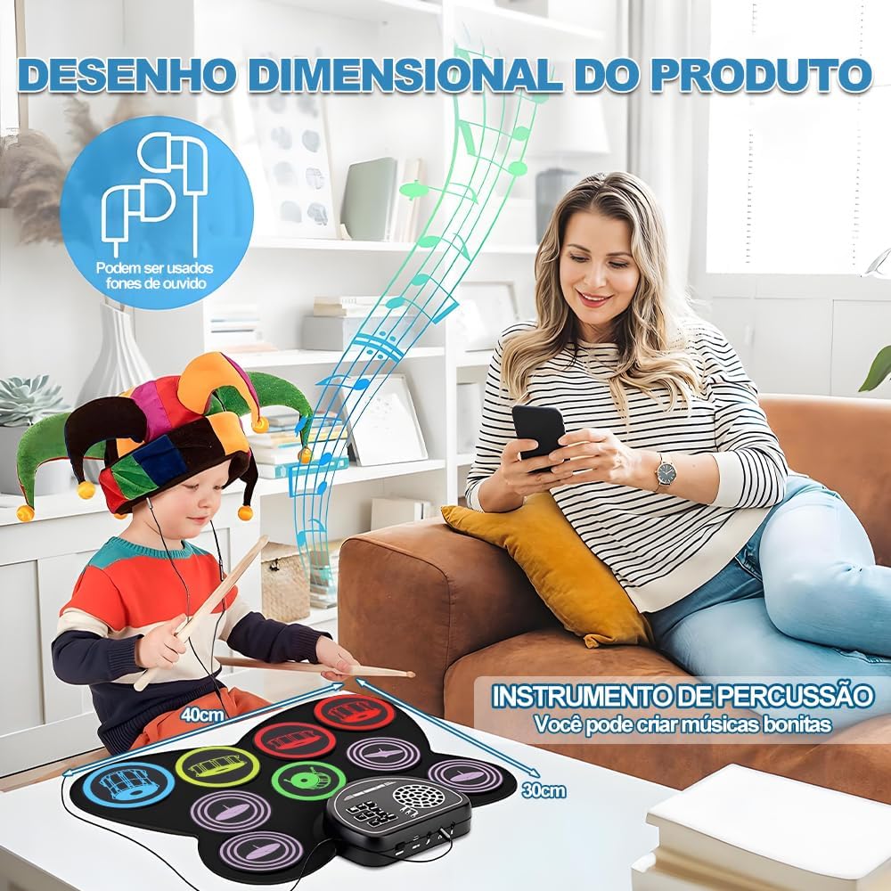 Criança tocando bateria eletrônica portátil Yedelna com 9 pads coloridos e fones de ouvido, mulher no sofá ao fundo.