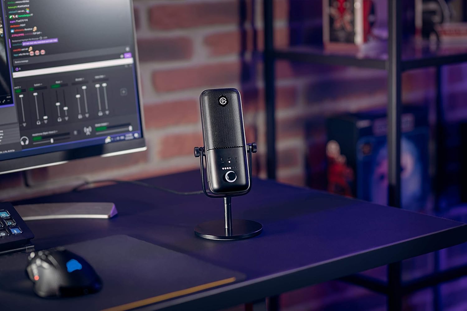 Microfone USB Elgato Wave 3 sobre mesa de streaming com monitor e periféricos em ambiente de estúdio