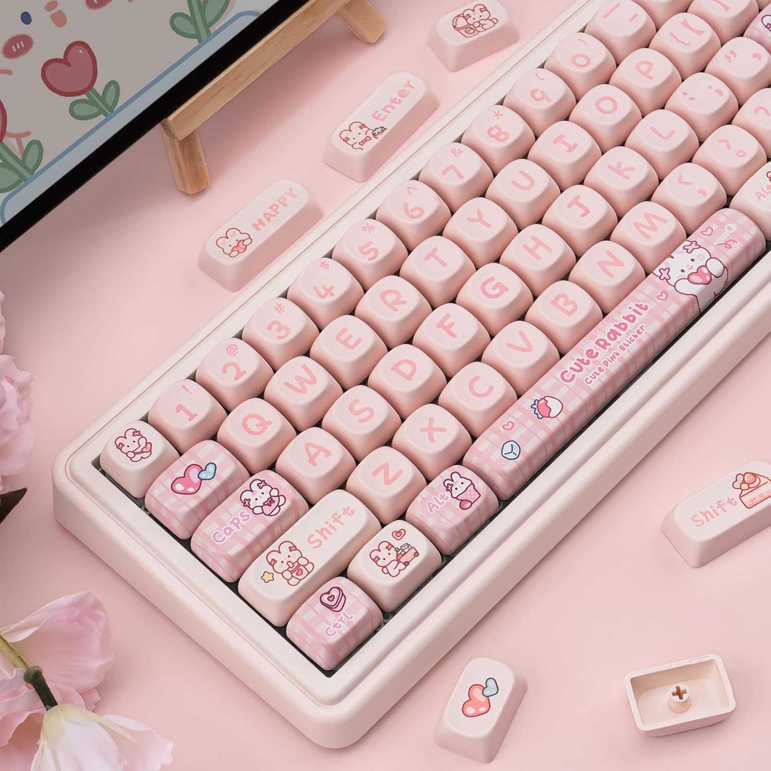 Teclado mecânico com teclas rosa PBT perfil MOA com desenhos de coelhos e corações, ambiente decorado.