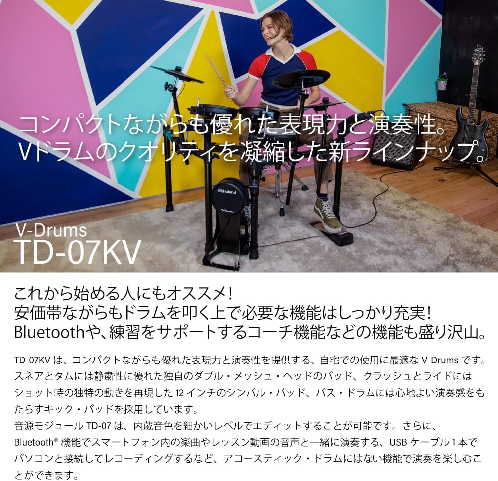 Mulher jovem tocando bateria eletrônica Roland TD-07KV em ambiente colorido e moderno
