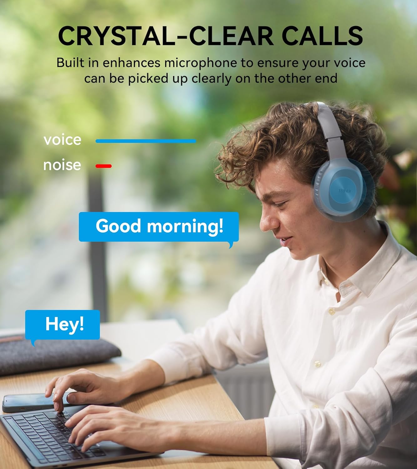 Usuário com fone Edifier W600BT com microfone embutido para chamadas claras e redução de ruído.