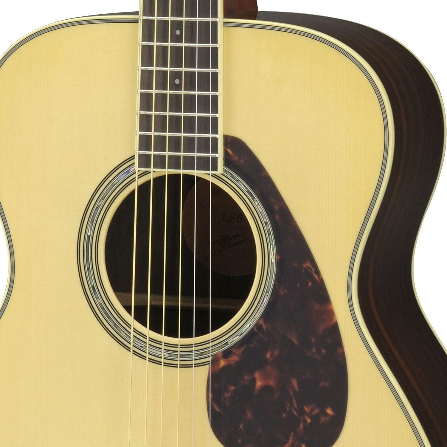 Detalhe do corpo do violão Yamaha LS6 A.R.E. natural com palheta escura e roseta decorativa