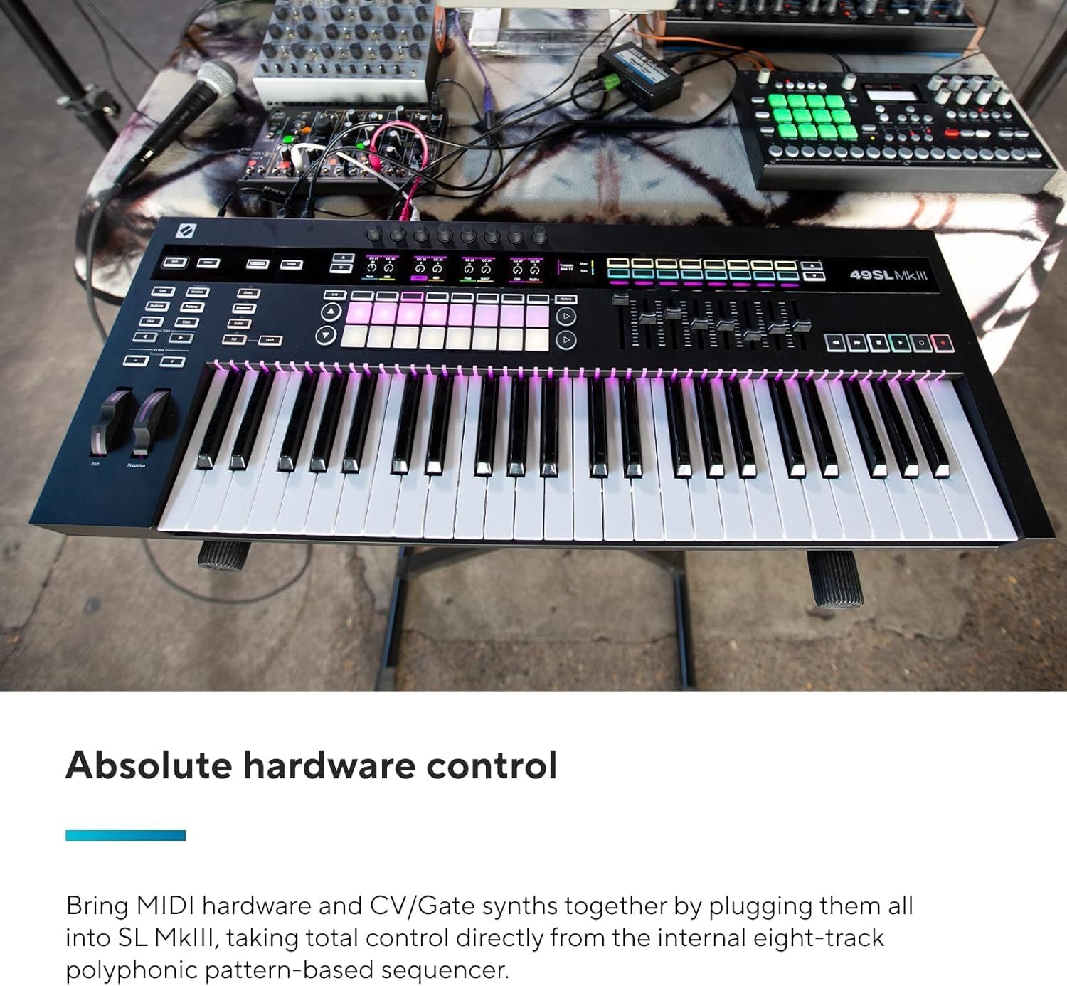 Teclado controlador Novation SL Mk3-49 em setup musical ao vivo com outros equipamentos conectados
