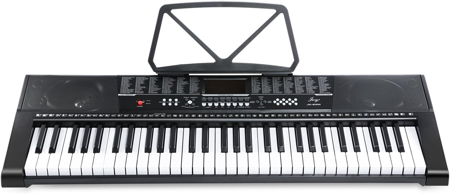Teclado eletrônico JOYMUSIC preto com 61 teclas, painel digital e suportes para partitura.