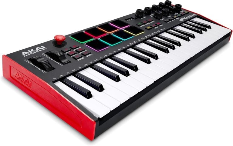 Akai Professional MPK Mini Plus controlador MIDI com 37 teclas, 8 pads coloridos e joystick vermelho em laterais vermelhas
