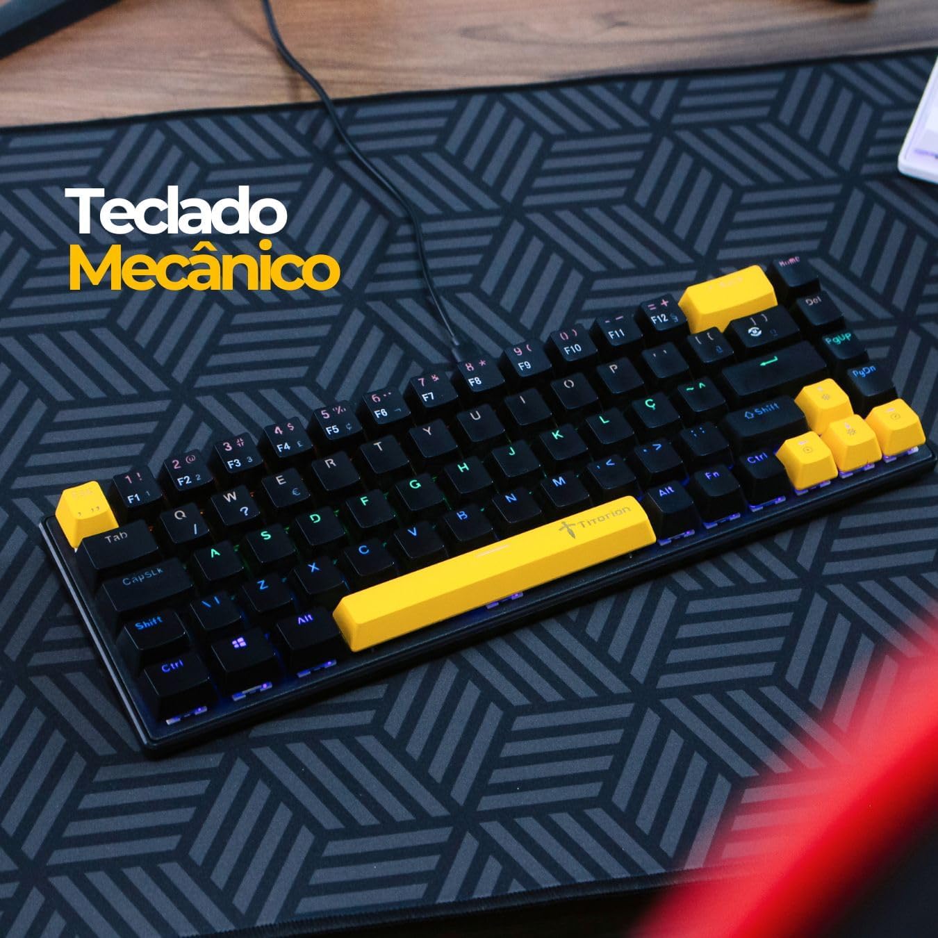 Teclado mecânico gamer compacto Titorion 60% com teclas amarelas e iluminação RGB