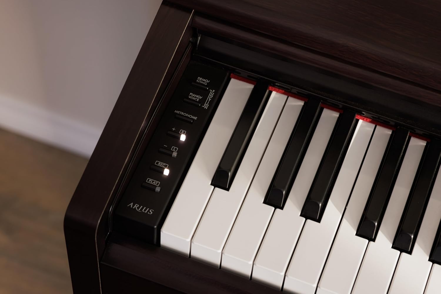 Detalhe das teclas e painel iluminado do Piano Digital Arius YDP 145 B preto Yamaha