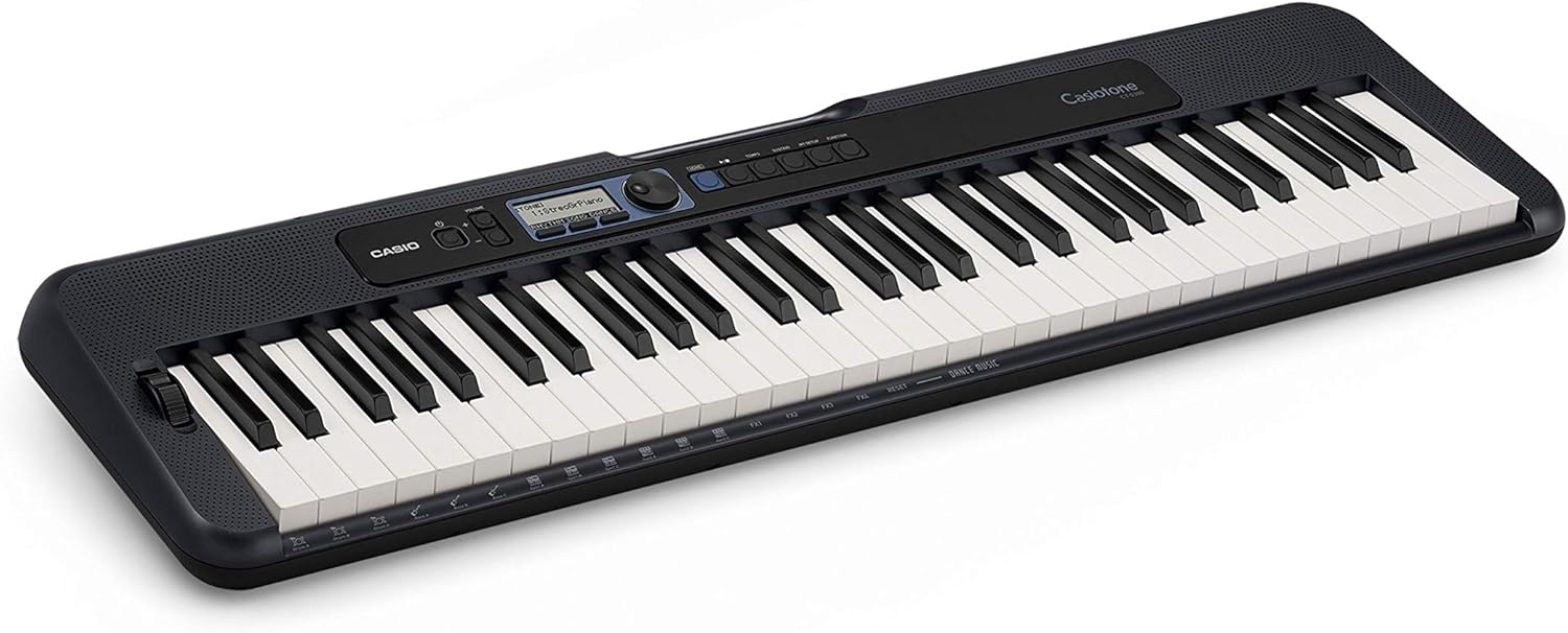 Teclado portátil Casio CT-S300C2-BR preto com 61 teclas sensíveis ao toque em vista lateral.