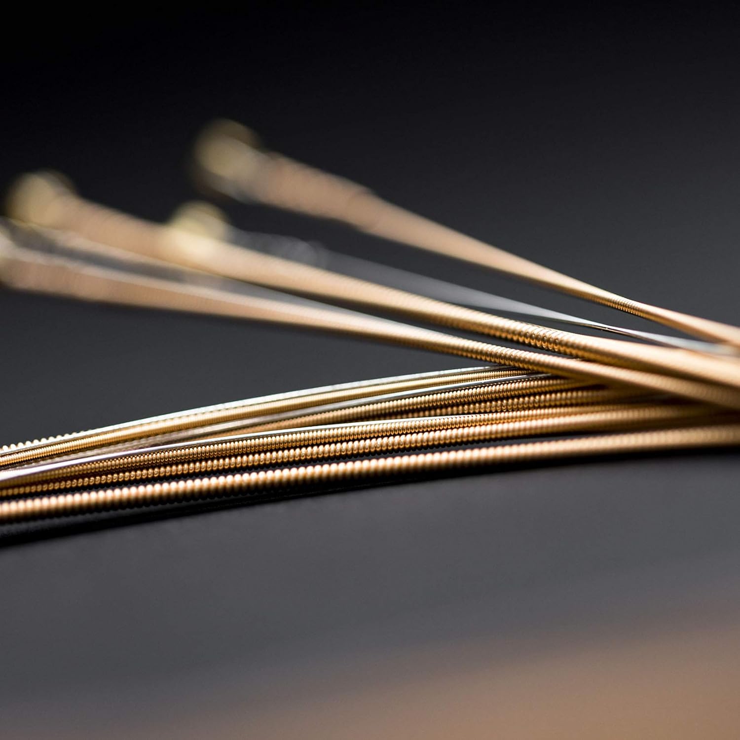 Close das cordas enroladas de bronze calibre leve para violão Martin MA140T