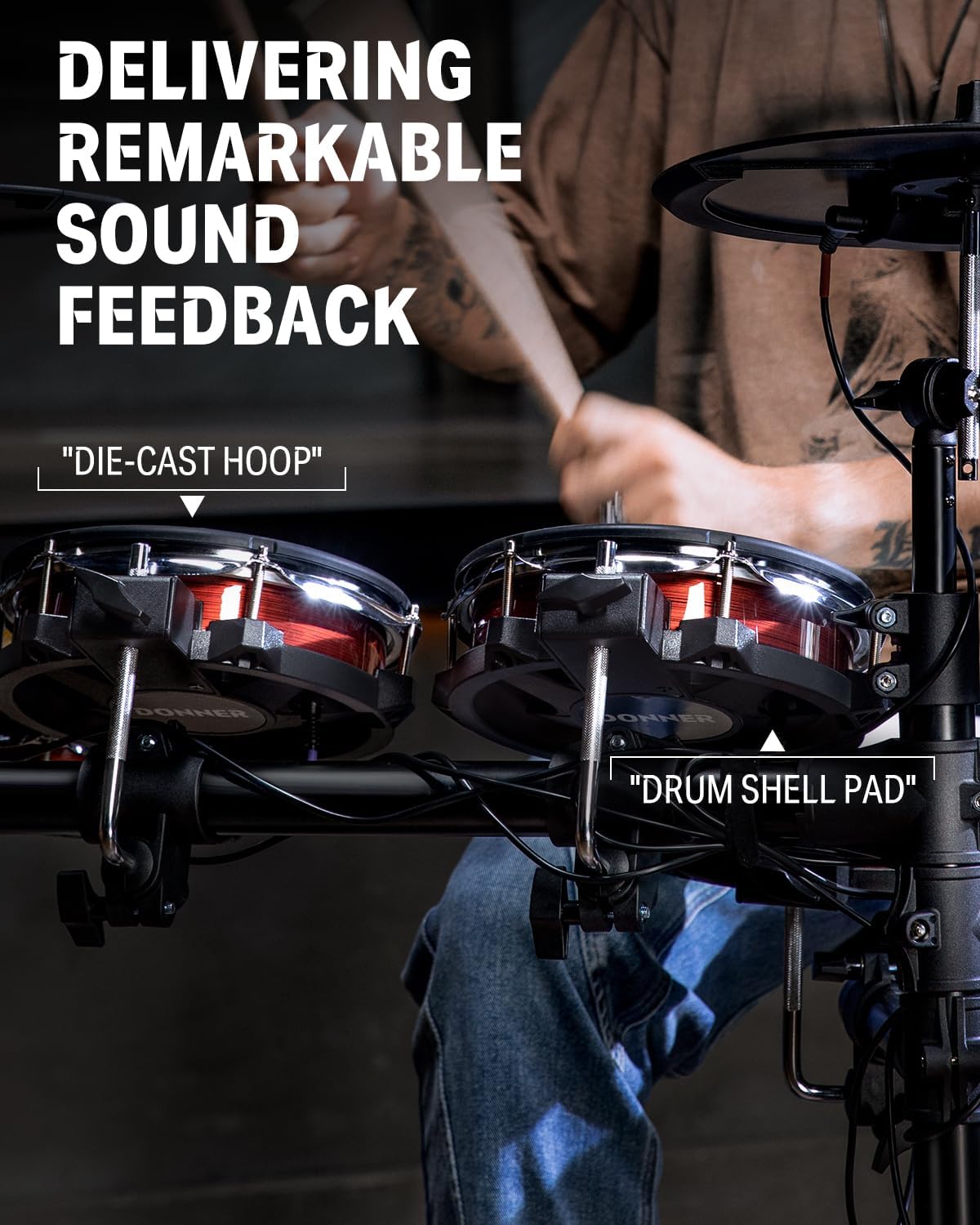 Close nos pads da bateria eletrônica Donner DED-200 MAX com texto sobre feedback sonoro e componentes de alta qualidade.