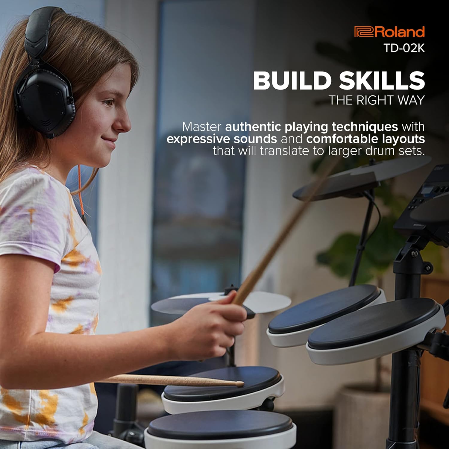Jovem tocando bateria eletrônica Roland TD-02K com fones, destacando aprendizado e sons expressivos.