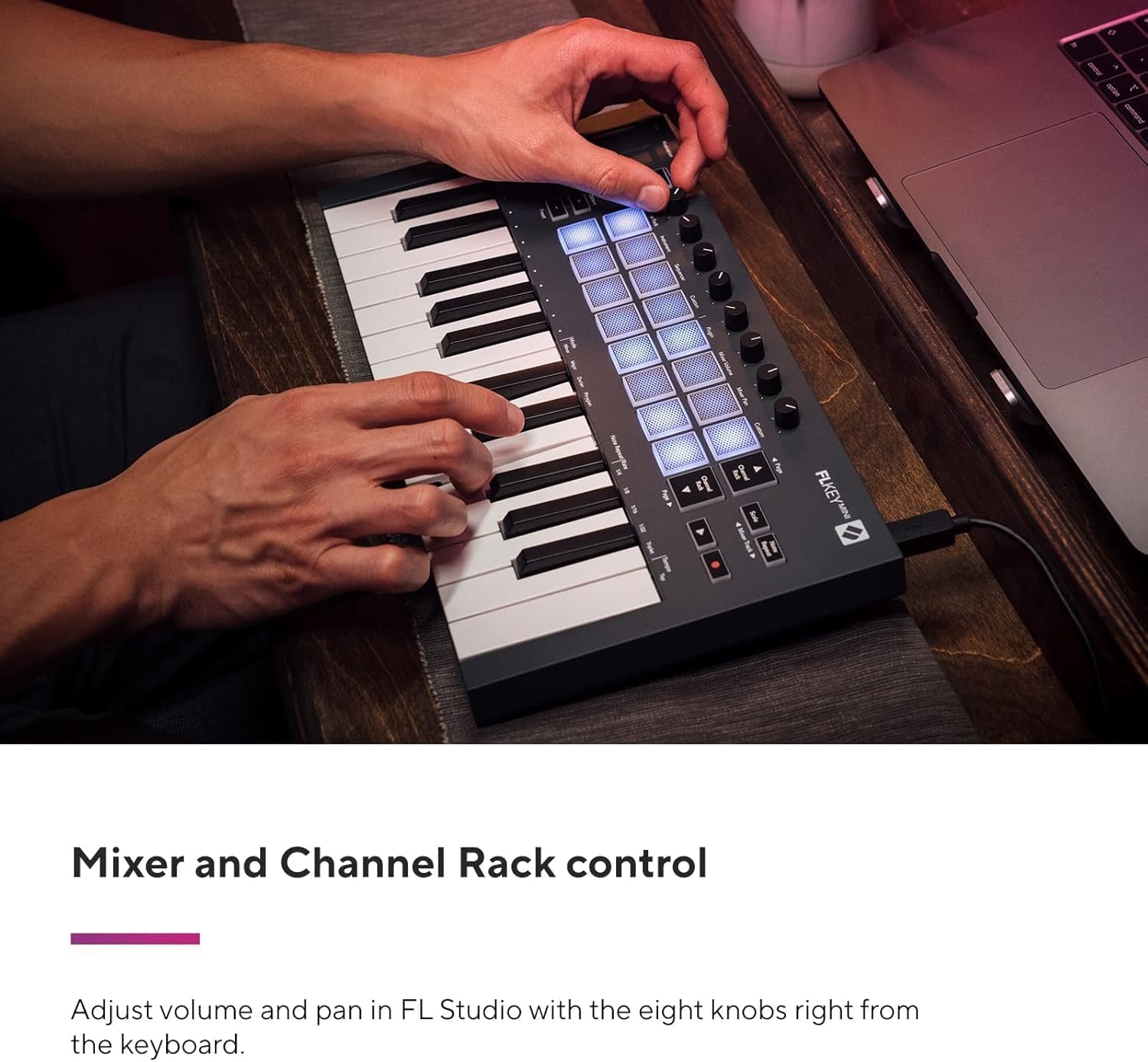Pessoa usando teclado MIDI Novation FLKey Mini com pads iluminados azuis conectado a notebook